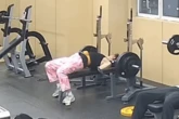 Khoảnh khắc thót tim: Nam thanh niên suýt bị thanh tạ 145kg đè bẹp khi tập gym