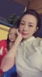 Cô chủ tiệm hoa xinh đẹp ôm con ra sân mừng vô địch cùng Văn Đức, gây choáng khi khoe biệt thự 500m² đang xây dựng
