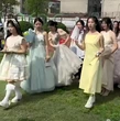 Nhiều nữ sinh mặc lộng lẫy dự lễ trưởng thành nhưng thản nhiên ngó lơ chai nước vứt chỏng chơ trên cỏ