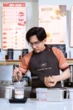 Ca sĩ hạng A đi bán cà phê ở phường Tân Định, TP.HCM được 200 người ủng hộ: Thần tượng giới trẻ một thời, tài sản đếm không xuể
