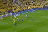 Ronaldo đau đớn chết lặng, suýt bật khóc vì pha phản lưới nhà của đồng đội ở giây cuối cùng khiến anh vuột mất chức vô địch