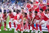 Khoảnh khắc triệu fan Arsenal vỡ oà: Chính thức nâng cúp, khép lại mùa giải vô địch bằng màn nhuộm đỏ sân khách cực cảm xúc