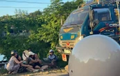 Ô tô tải va chạm xe máy trên quốc lộ ở Huế, cháu bé 6 tuổi tử vong