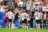 FIFA bị chỉ trích kịch liệt vì "trò hề" ở World Cup: Sân bóng mát rượi, trọng tài vẫn dừng trận đấu để "làm mát"