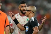 Sao World Cup rách mí mắt, chảy bê bết máu vẫn thi đấu cực "chiến", xúc động ôm hôn mẹ khi loại Hà Lan, vào thẳng vòng 16 đội