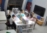 Cảnh tượng lúc 8h tối trong phòng khách một gia đình gây tranh cãi