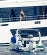 Paparazzi tóm cảnh Georgina diện bikini khoe body nóng bỏng trên du thuyền trong lúc Ronaldo dự World Cup