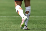 Phát hiện nhiều cầu thủ World Cup đi tất rách ra sân