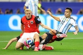 Quá căng thẳng: Messi đá hỏng penalty