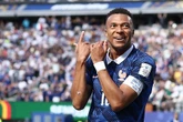 Mbappe "thổi sáo" độc lạ ở World Cup