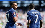 Tại sao Mbappe mặc áo một mình một kiểu ở World Cup?
