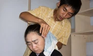 Nam sinh từng cõng mẹ tâm thần đi học ĐH, từ chối mức lương 2 tỷ để về núi, 15 năm sau vẫn khẳng định: "Mọi thứ đều xứng đáng"