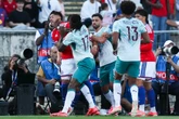 Hỗn chiến kinh hoàng trước World Cup: Sao Bồ Đào Nha bóp cổ, tát đối thủ phải nhận thẻ đỏ trực tiếp!