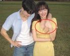 Trần Ngọc Vàng bị soi "bàn tay hư" khi chụp ảnh cùng Tóc Tiên, chỉ những người có tình ý mới thế