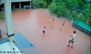 Clip "khối nghỉ hè" tự treo mình lên giá phơi quần áo khiến ông bà hết hồn