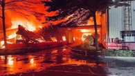 Cháy lớn công ty sản xuất nội thất ở TPHCM, cột lửa cao hàng chục mét đỏ rực trời đêm