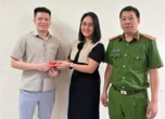 Phát hiện 2 chiếc nhẫn vàng trước cửa siêu thị, công an mời một người đàn ông lên xác minh