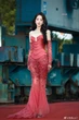 "Nghẹt thở" vì Địch Lệ Nhiệt Ba: Khoe dáng đồng hồ cát "bức người", đến bóng lưng cũng toát ra hào quang gây sốc trên thảm đỏ sự kiện