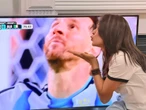 Mỹ Tâm hôn gió và thả tim cho Messi
