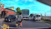Tông vào xe khách đang đỗ ven Quốc lộ 39, đôi nam nữ tử nạn