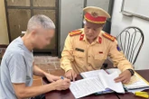 Phạt tài xế xe tải làm rơi bùn đất xuống đường Hà Nội khiến 2 xe máy trượt ngã