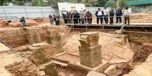 Đào đất, người dân Việt Nam phát hiện vật hình trụ dày màu vàng lạ, chuyên gia xác nhận báu vật lớn nhất lịch sử