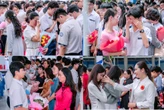 Khoảnh khắc ôm cha mẹ khóc đầy xúc động của học sinh Trần Cao Vân trong lễ Tri ân và Trưởng thành