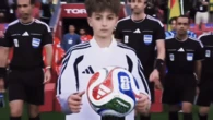 Nháy mắt một cái trên sóng truyền hình, cậu bé cầm bóng World Cup viral khắp MXH vì quá điển trai, tương lai mỹ nam chờ đón