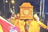 Vụ nhóm người khiêng quan tài có người sống, nhảy múa giữa phố: Chủ tiệc nói muốn “trải nghiệm”