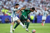 Algeria kiện lên FIFA vì Messi "chơi xấu"