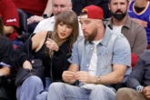 Taylor Swift cùng chồng đi xem bóng rổ thôi mà biến chiếc ghế thành "mỏ vàng"