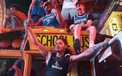 Xe buýt phục vụ World Cup bị đốt trong màn ăn mừng hỗn loạn tại New York