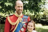 Vương phi Kate đăng ảnh chưa từng thấy của Thân vương William và Công chúa Charlotte: "Papa tuyệt vời nhất thế giới"