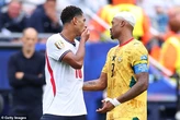Truyền thông quốc tế tố World Cup 'tiêu chuẩn kép" khi Jude Bellingham không bị thẻ đỏ dù che miệng đấu khẩu với đối thủ