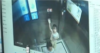 Hai bé gái 9 tuổi bị kẹt trong thang máy suốt 2 giờ, cầu cứu 50 lần nhưng bảo vệ vẫn ngó lơ