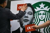 Starbucks bị tẩy chay, khách hàng đập cốc, đòi hoàn tiền