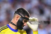 Huyền thoại Zidane trên khán đài bất lực nhìn con trai - thủ môn đeo mặt nạ - bị Messi "hành hạ"