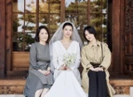 Song Hye Kyo - Park Bo Young vừa lộ nhan sắc thật khi đi đám cưới, càng nhìn càng thấy cuốn
