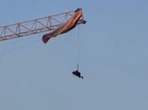 Mắc kẹt trên cần cẩu, người chơi dù lượn bị treo lơ lửng ở độ cao 60 mét