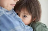 Khảo sát phát hiện: Một hành động ở nhà của rất nhiều cha mẹ đang vô tình khiến con cái ngày càng tự ti, nhạy cảm!