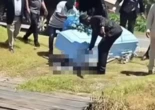 Đang khiêng quan tài vào tang lễ, người thân bỗng la hét vì cảnh tượng kinh hoàng