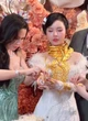 Danh tính cô dâu đeo vàng trĩu cổ, trao quà 40 phút mới xong, hé lộ con số “khủng”