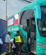 Kì World Cup bất ổn: Xe buýt kẹt cứng suốt 1 giờ, cầu thủ phải "cuốc bộ" đến sân tập