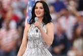 Nữ ca sĩ 196 triệu fan bị chê tơi tả ở World Cup, bảng vàng nữ hoàng biểu diễn lung lay
