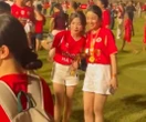 Chu Thanh Huyền hot không kém Quang Hải, được fan vây kín xin chụp ảnh, "cam thường" bóc trần nhan sắc thật