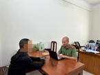 Công an làm việc với người đàn ông vì tương tác với trang Thoibao.de