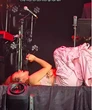 Mỹ Tâm sang Mỹ làm liveshow, nằm vắt chân chữ ngũ hát gây tranh cãi