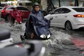 Mưa lớn ngập chân cầu Ba Son, loạt xe chết máy, ô tô phải gọi cứu hộ
