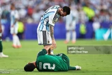 Messi gây sốt với cái cúi đầu xin lỗi đối thủ sau pha va chạm trên sân World Cup 2026