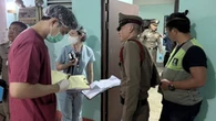 Mùi hôi nồng nặc từ chiếc thùng nhựa khiến cả chung cư bất an, sự thật bên trong gây sốc